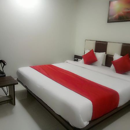 Hotel Lake Palace Ahmedabad Buitenkant foto