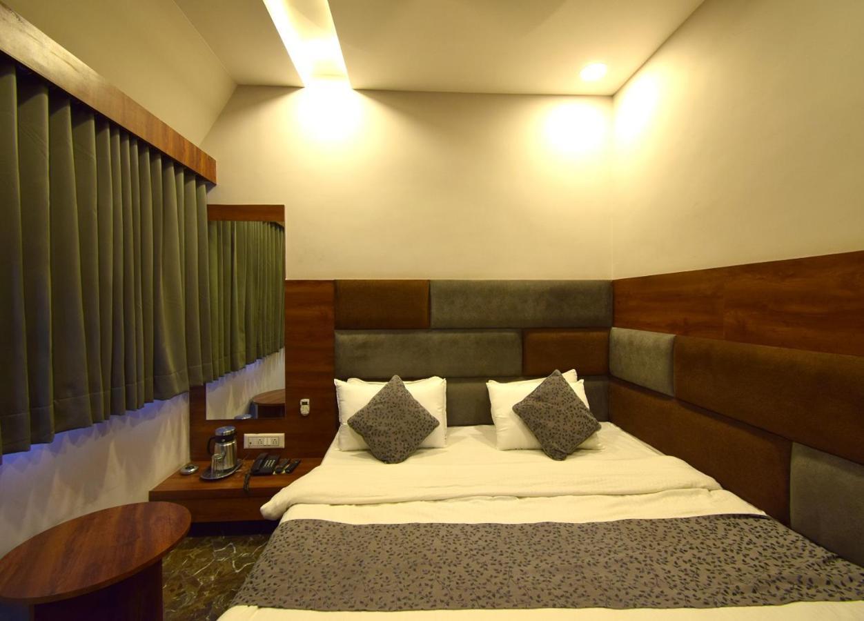Hotel Lake Palace Ahmedabad Buitenkant foto