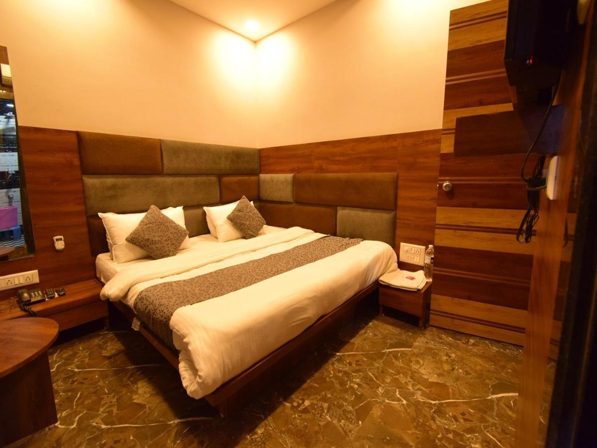 Hotel Lake Palace Ahmedabad Buitenkant foto