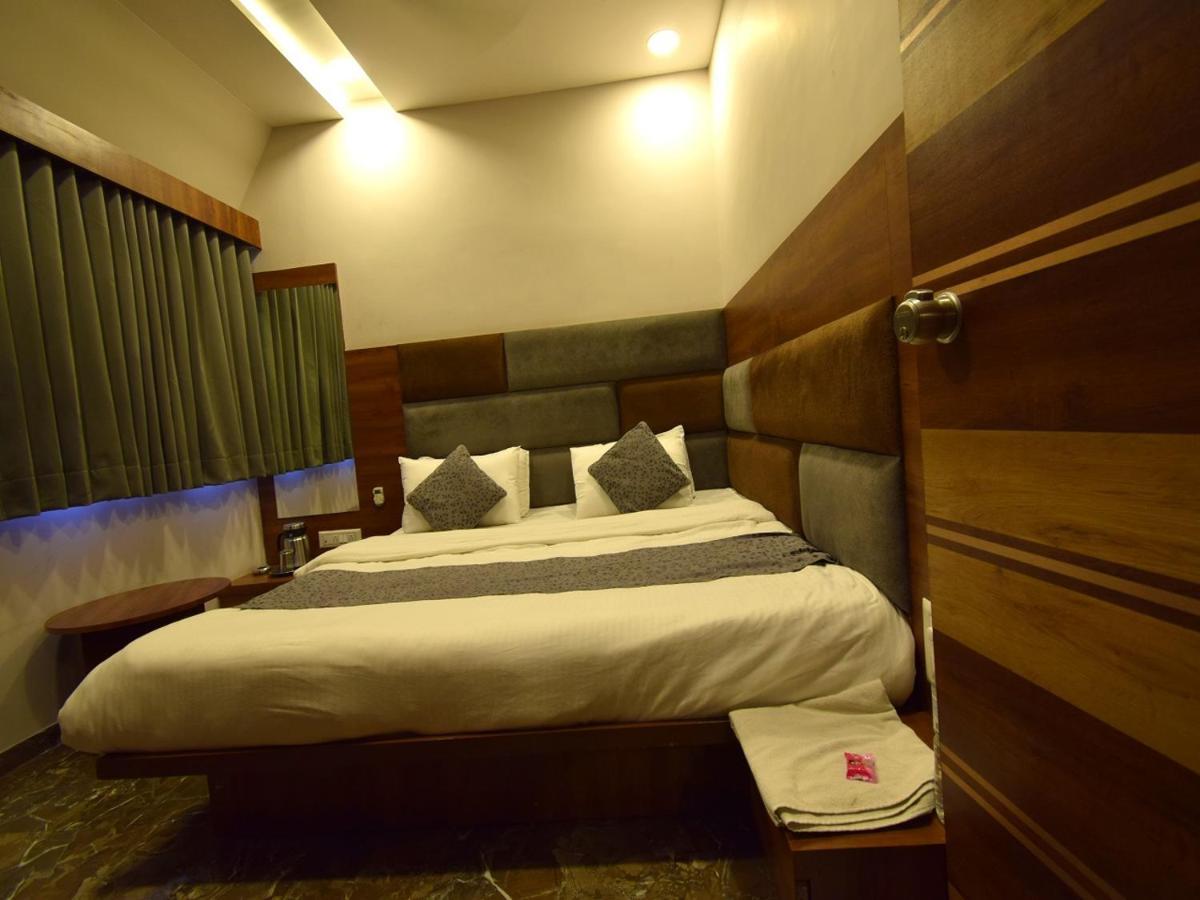 Hotel Lake Palace Ahmedabad Buitenkant foto