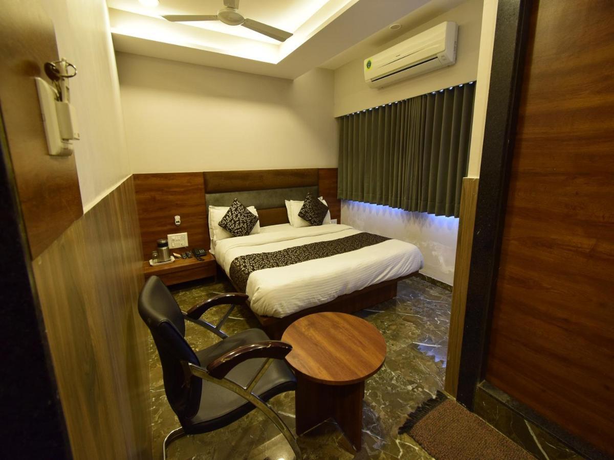Hotel Lake Palace Ahmedabad Buitenkant foto