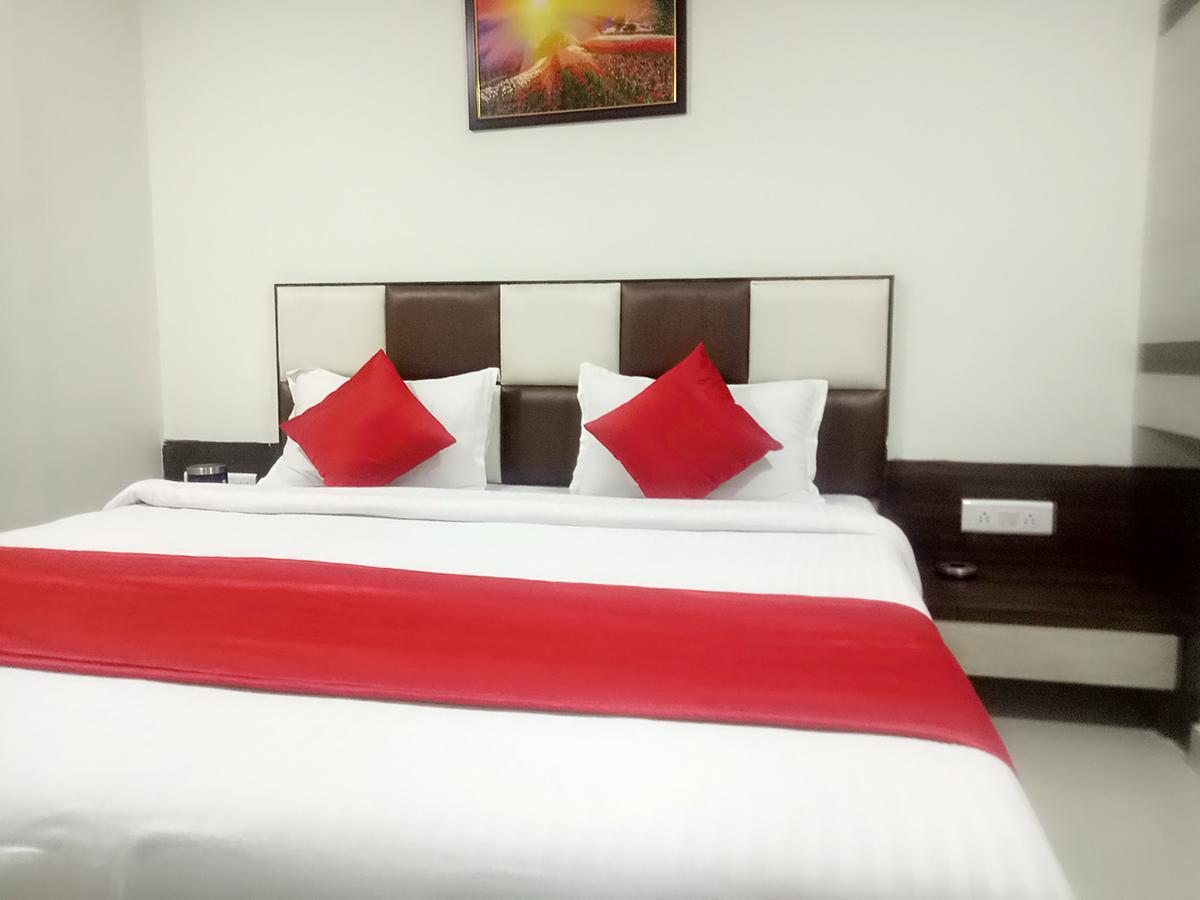 Hotel Lake Palace Ahmedabad Buitenkant foto