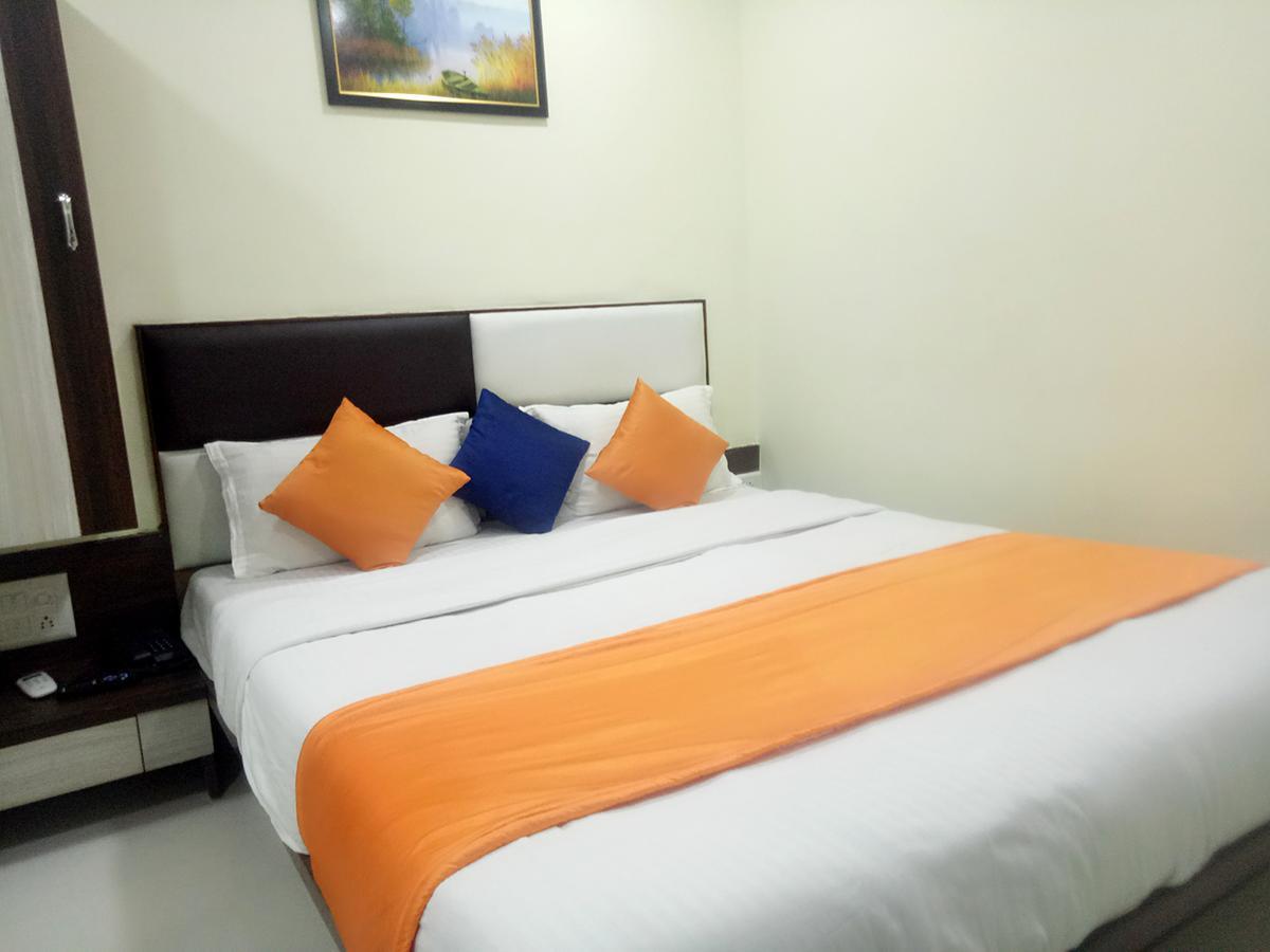 Hotel Lake Palace Ahmedabad Buitenkant foto