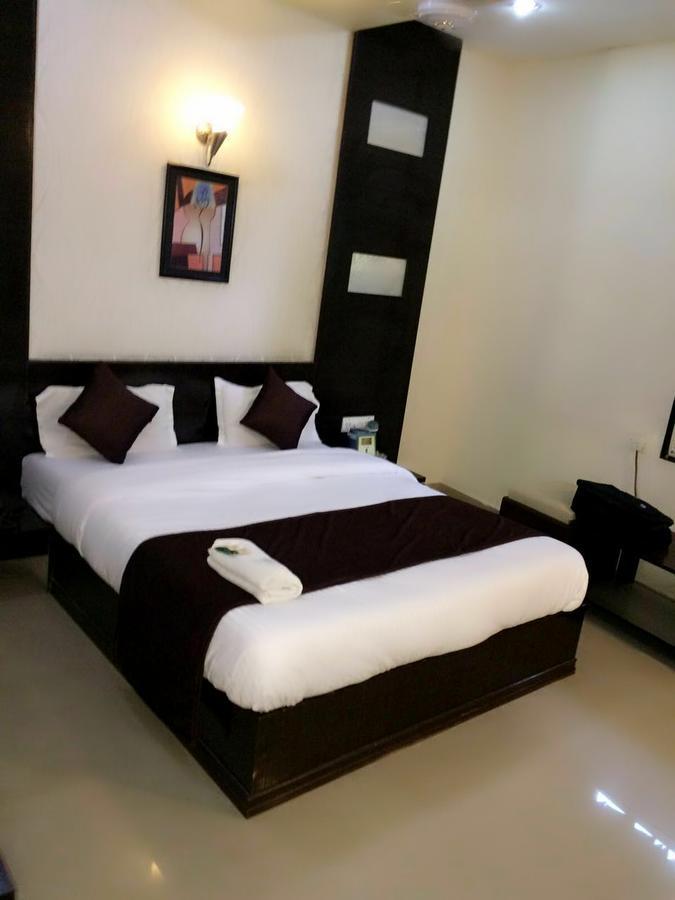 Hotel Lake Palace Ahmedabad Buitenkant foto