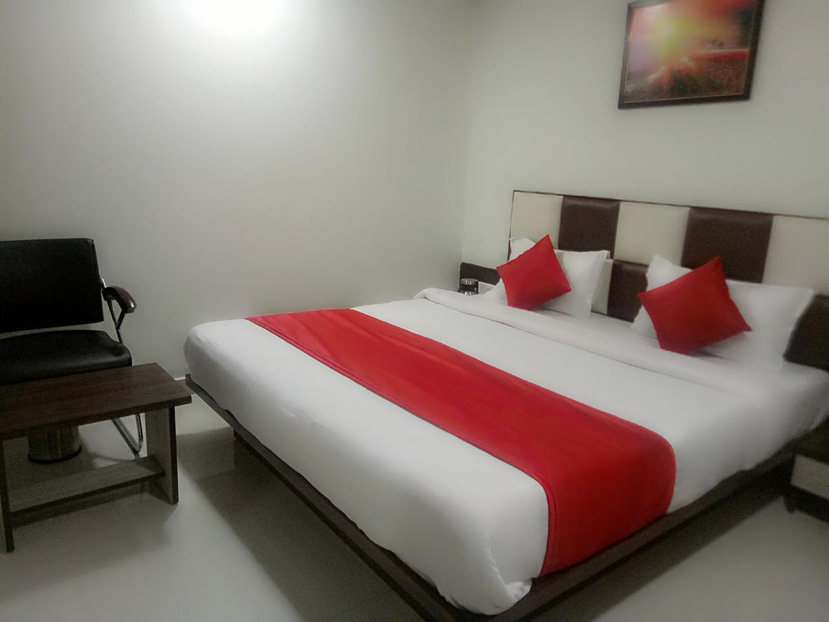 Hotel Lake Palace Ahmedabad Buitenkant foto